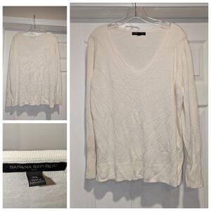 Banana Republic Size XL Cream V Neck Sweater